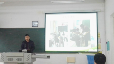 大学外语教学部王昆鹏老师在进行汇报总结