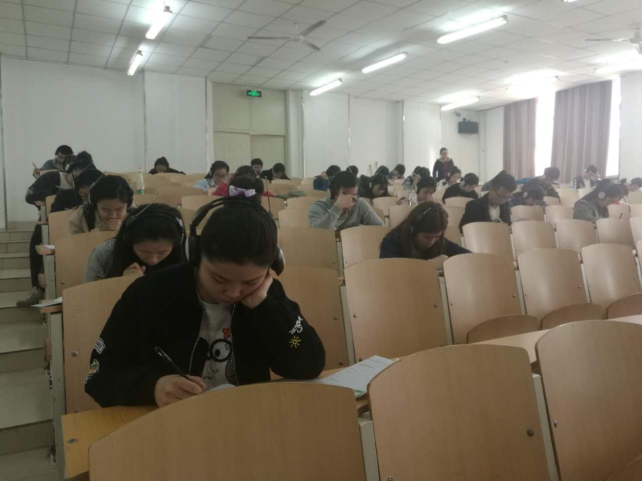 考生在比赛现场