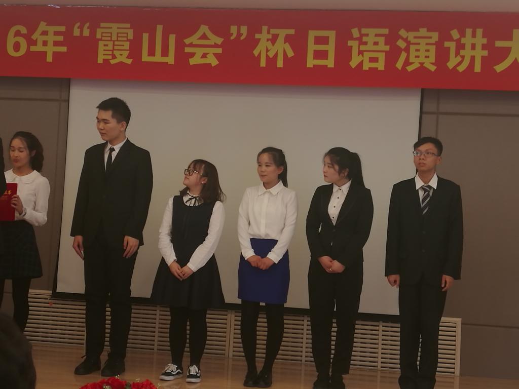 王梅同学 右侧第三名