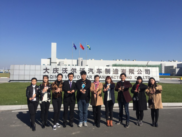 选手与指导老师合影留念