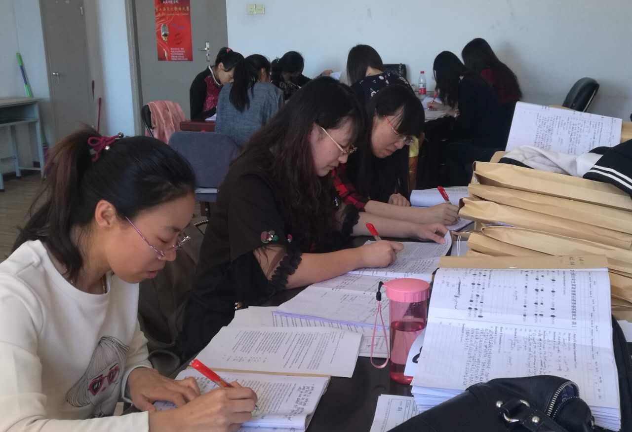 教师在阅卷现场