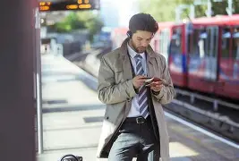 Uma imagem que mostra um homem usando uma ferramenta de análise de rede