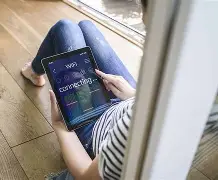 Um hacker mostrando como roubar dados de usuários através de uma rede falsa wifi